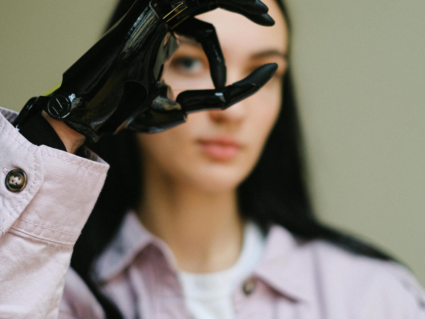 bacteriën maken vloeibaar metaal geleidender én zelfherstellend