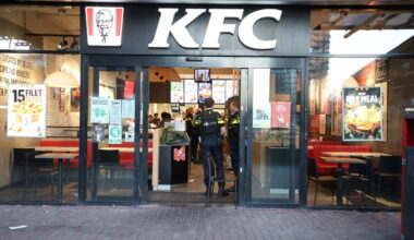Het gewonde slachtoffer werd in de KFC aangetroffen.