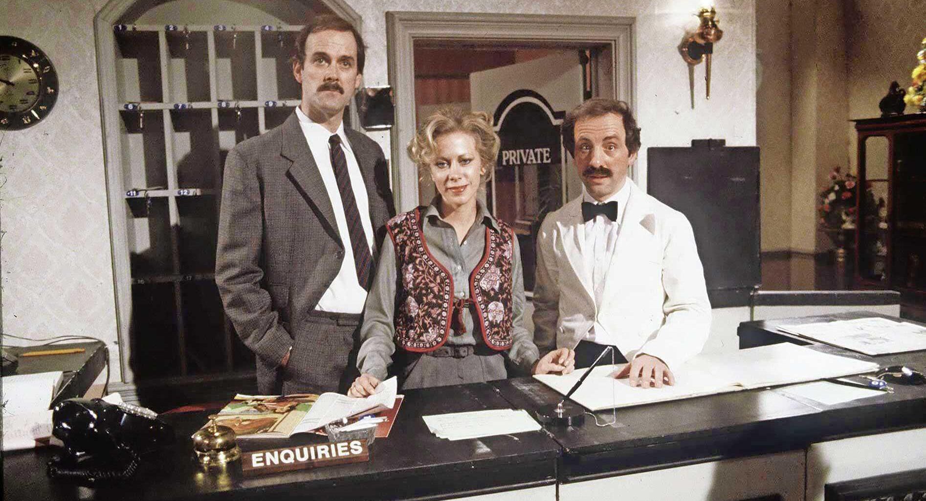 Fawlty Towers met John Cleese, Connie Booth (Polly) en Andrew Sachs (Manuel).