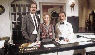 Fawlty Towers met John Cleese, Connie Booth (Polly) en Andrew Sachs (Manuel).