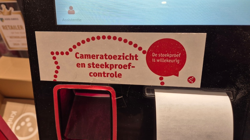Kruidvat waarschuwt bij de zelfscankassa dat het via camera's meekijkt. 