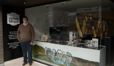 Optieker Fréderic (63) laat Levensloop schilderij uit etalage veilen voor goed doel: “Als steunbetuiging en afsluiting van mijn carrière”