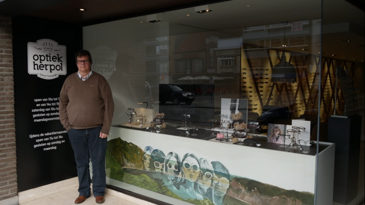 Optieker Fréderic (63) laat Levensloop schilderij uit etalage veilen voor goed doel: “Als steunbetuiging en afsluiting van mijn carrière”