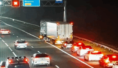 Bestuurders sluiten per ongeluk achter slapende vrachtwagenchauffeur aan op vluchtstrook A12
