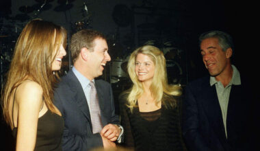 Andrew Mountbatten Windsor met wijlen pedofiel Jeffrey Epstein.