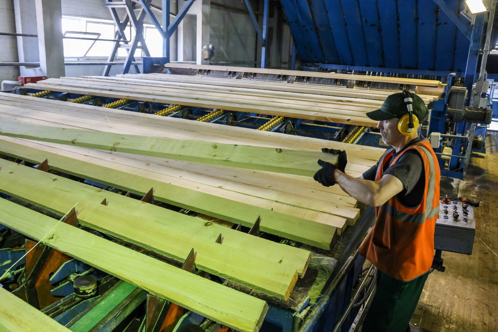 Russische bosbouw gaat sterk achteruit door sancties en economische druk