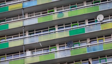 Bewoners grootste flat van Nederland gewaarschuwd: balkons onveilig