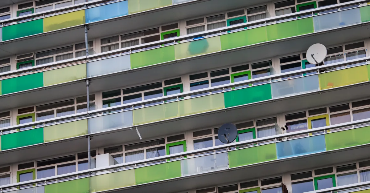 Bewoners grootste flat van Nederland gewaarschuwd: balkons onveilig