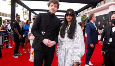 Jack Harlow (l) en Roselilah(r) tijdens de Grammy awards in 2022.