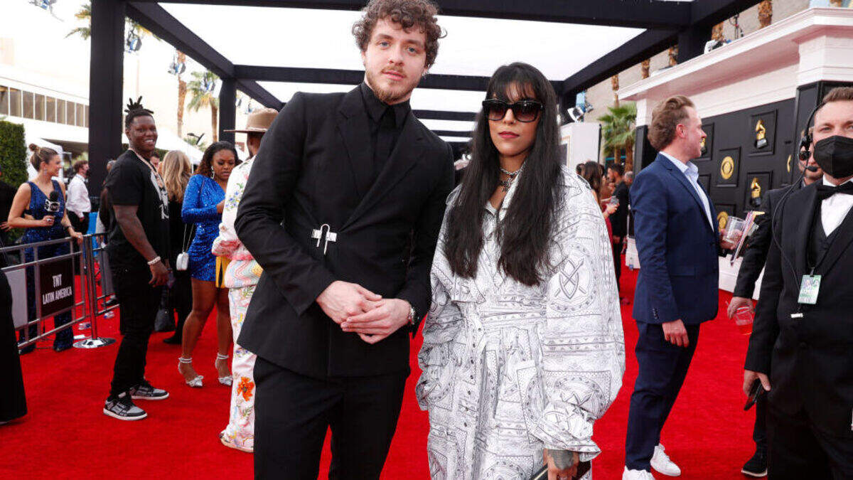 Jack Harlow (l) en Roselilah(r) tijdens de Grammy awards in 2022.