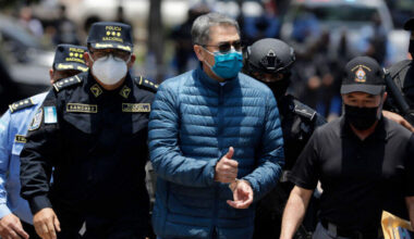 Juan Orlando Hernandez, voormalig president van Honduras, tijdens zijn uitlevering aan de Verenigde Staten.