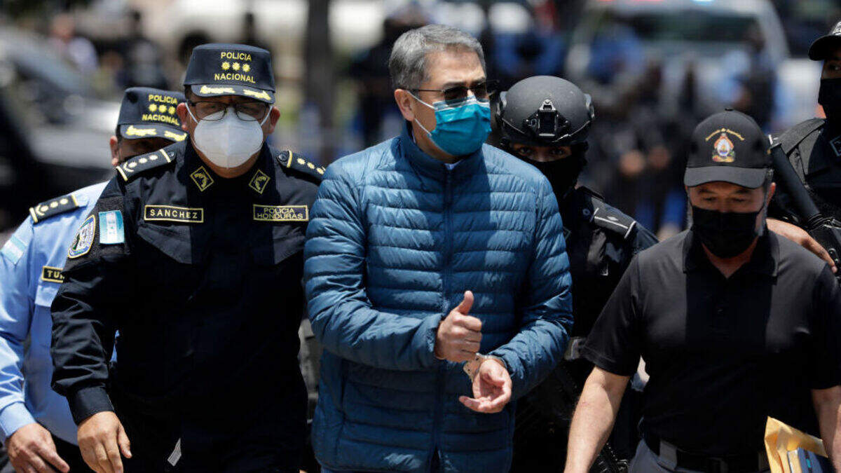 Juan Orlando Hernandez, voormalig president van Honduras, tijdens zijn uitlevering aan de Verenigde Staten.