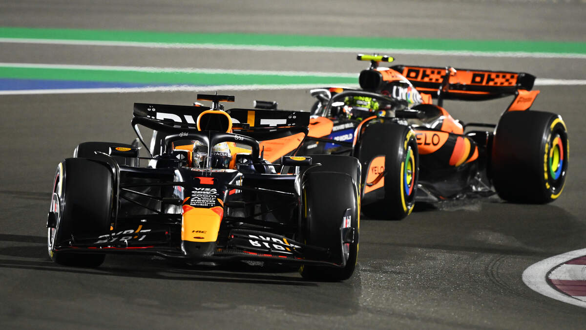 Max Verstappen en Lando Norris in actie tijdens de Grand Prix van Qatar in 2024.