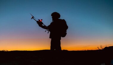 Een Oekraïense soldaat met een drone op het slagveld. Met een speciaal ontworpen computerspel leren ze zich te wapenen tegen de Russen.