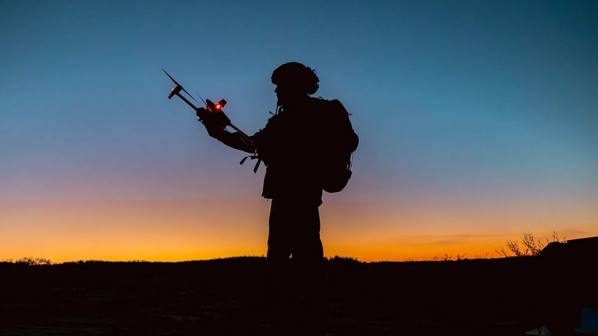 Een Oekraïense soldaat met een drone op het slagveld. Met een speciaal ontworpen computerspel leren ze zich te wapenen tegen de Russen.
