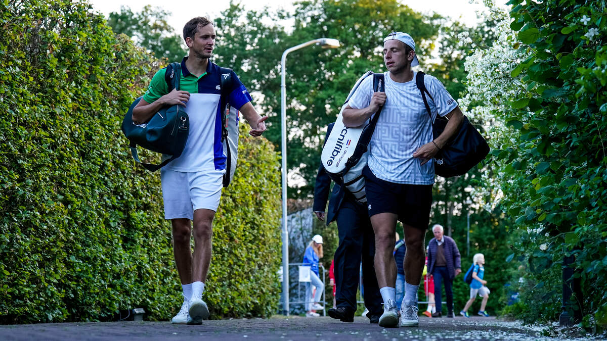 Daniil Medvedev en Tallon Griekspoor in 2022 samen in Rosmalen.