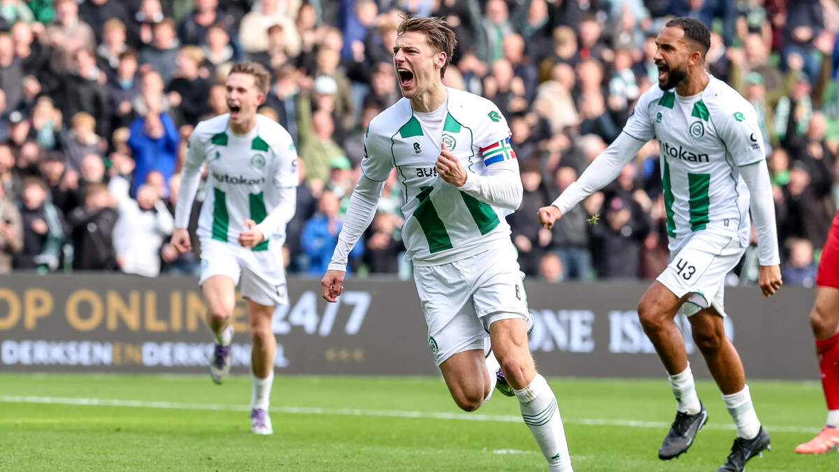 Stije Resink juicht nadat hij voor FC Groningen een doelpunt heeft gemaakt tegen FC Twente.