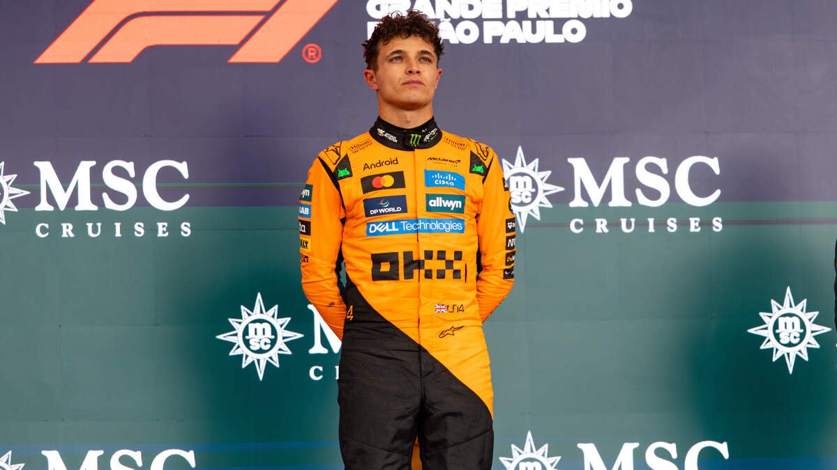 WK-leider Lando Norris op het podium na de race in Brazilië.