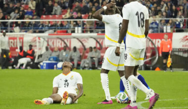 Abu Francis schreeuwt het uit van de pijn.