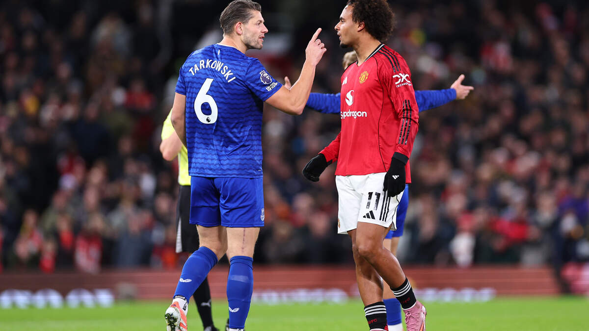 Manchester United-spits Joshua Zirkzee heeft het aan de stok met James Tarkowski van Everton.