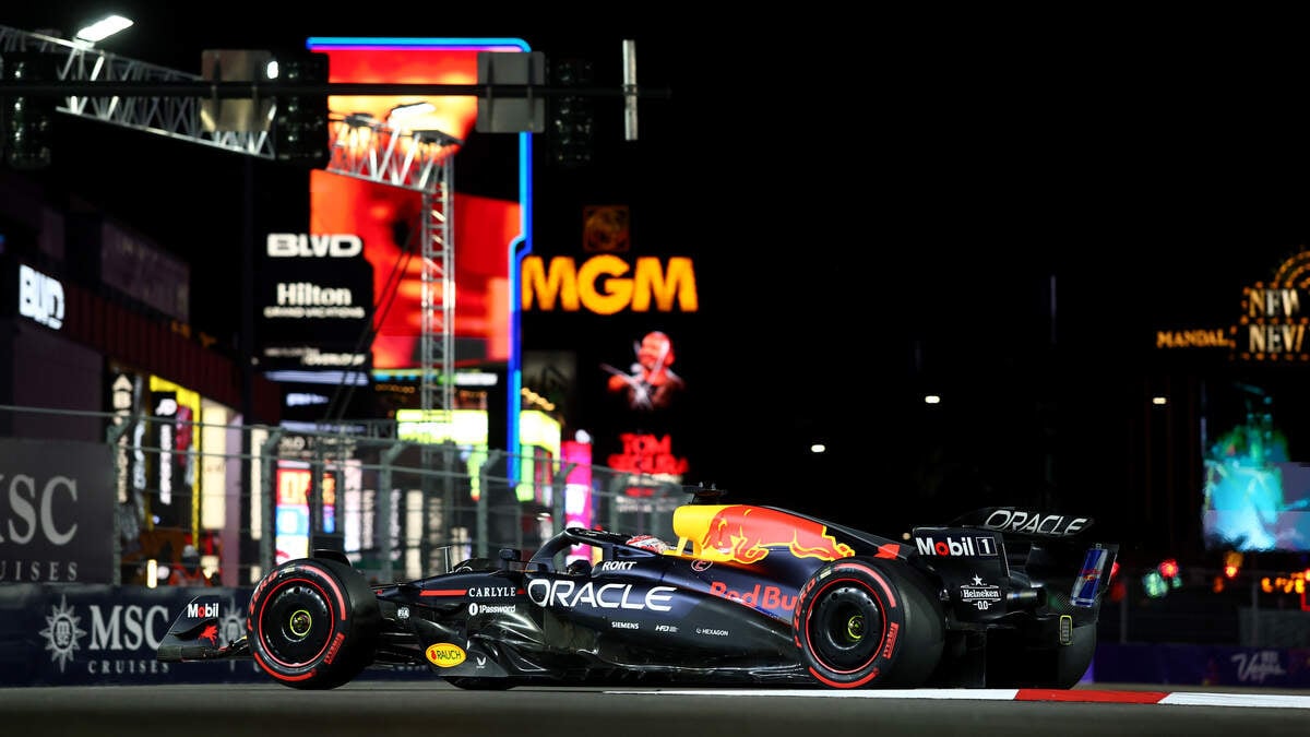 Max Verstappen moet alleen George Russell voor zich dulden tijdens de derde vrije training.