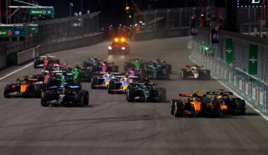 Lando Norris knijpt Max Verstappen af na de start in Las Vegas, maar vergaloppeert zich kort daarna.