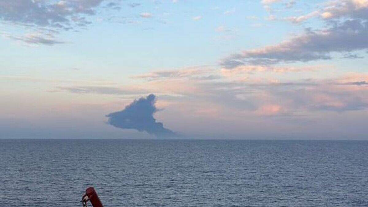 Rook op de Zwarte Zee na brand.