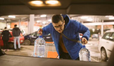 Negen liter water per persoon in huis hebben is aan te raden.