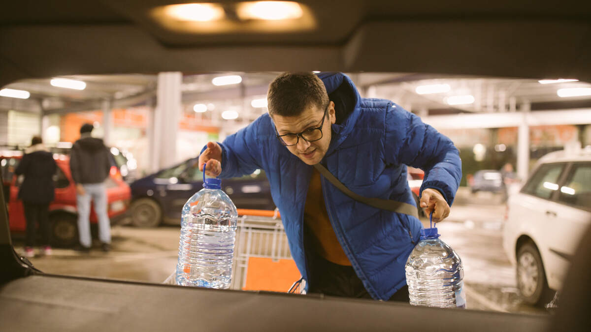 Negen liter water per persoon in huis hebben is aan te raden.