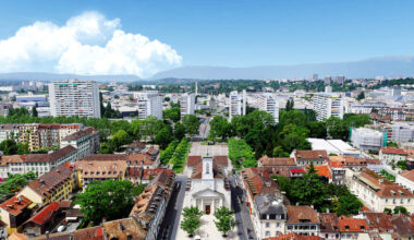 In het Zwitserse dorpje Sainte-Crox is een vrouw opgepakt na de vondst van een lichaam dat bij de taille in twee stukken was gesneden.
