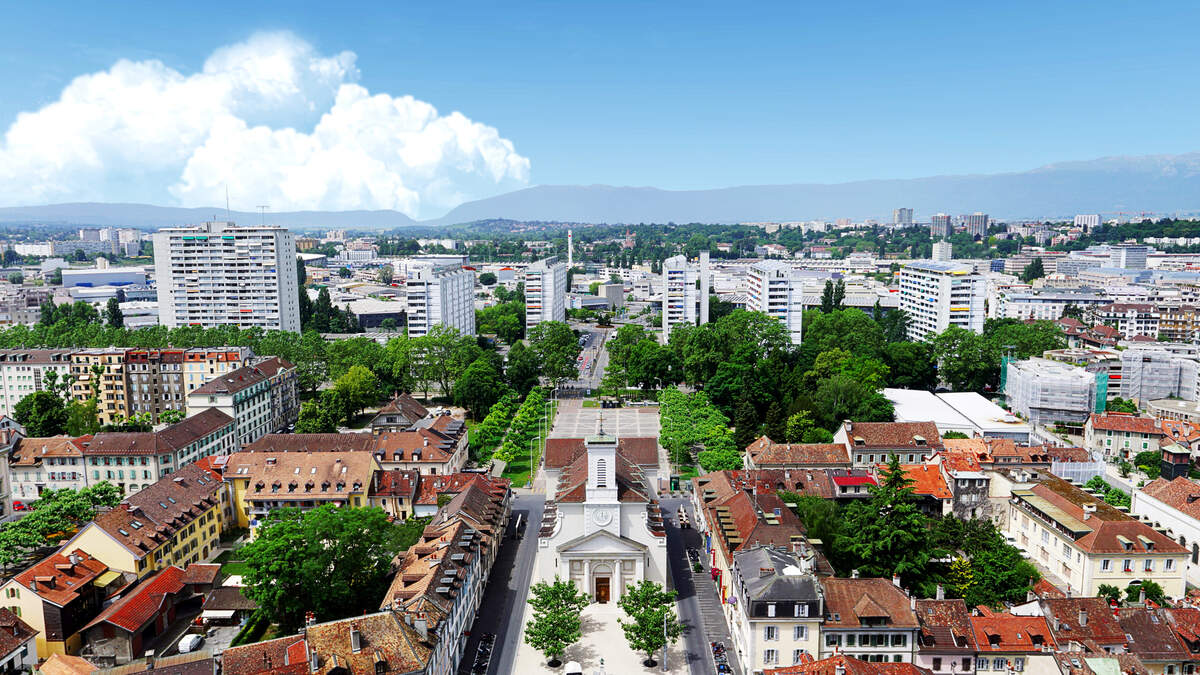 In het Zwitserse dorpje Sainte-Crox is een vrouw opgepakt na de vondst van een lichaam dat bij de taille in twee stukken was gesneden.