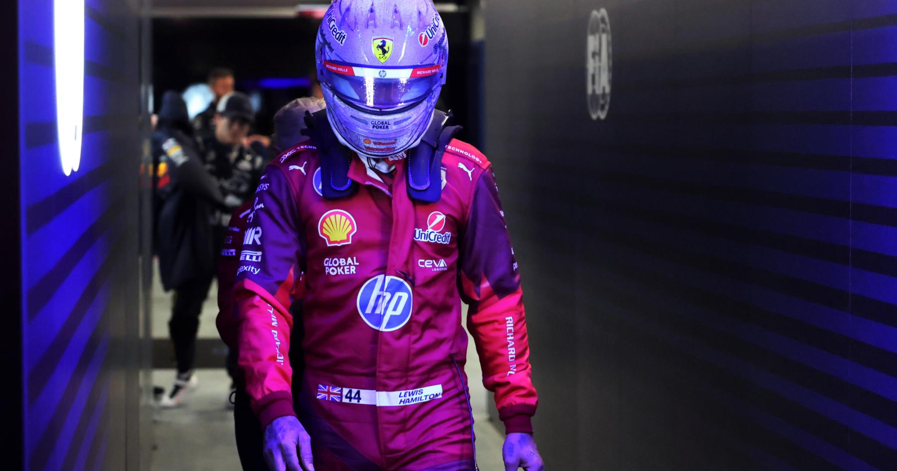 Hamilton radeloos na historische uitschakeling: "Het voelt vreselijk!"