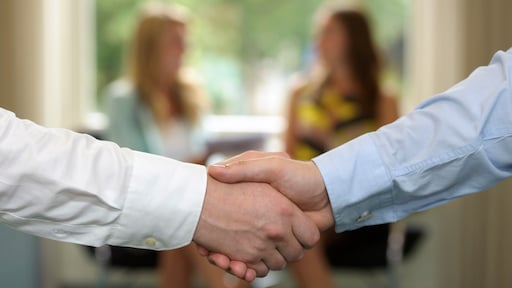 man die hand van vrouw niet wilde schudden, krijgt 34.000 euro