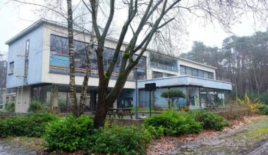 Voormalig internaat dat werd ontworpen door architect Léon Stynen in Brasschaat te koop voor 1,2 miljoen euro