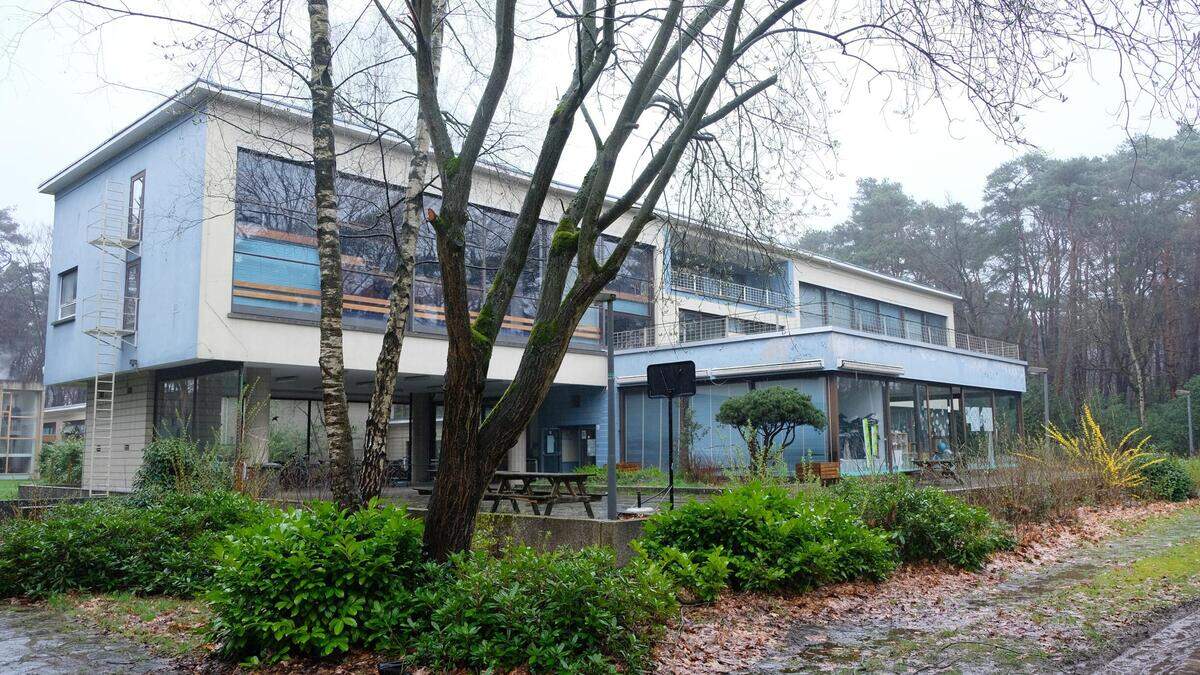 Voormalig internaat dat werd ontworpen door architect Léon Stynen in Brasschaat te koop voor 1,2 miljoen euro