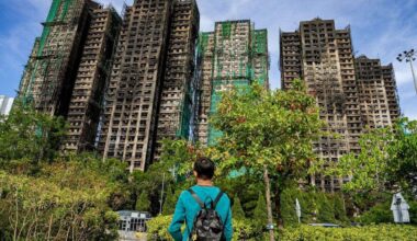 De schade na de grote brand bij het wooncomplex Wang Fuk Court in Hongkong.