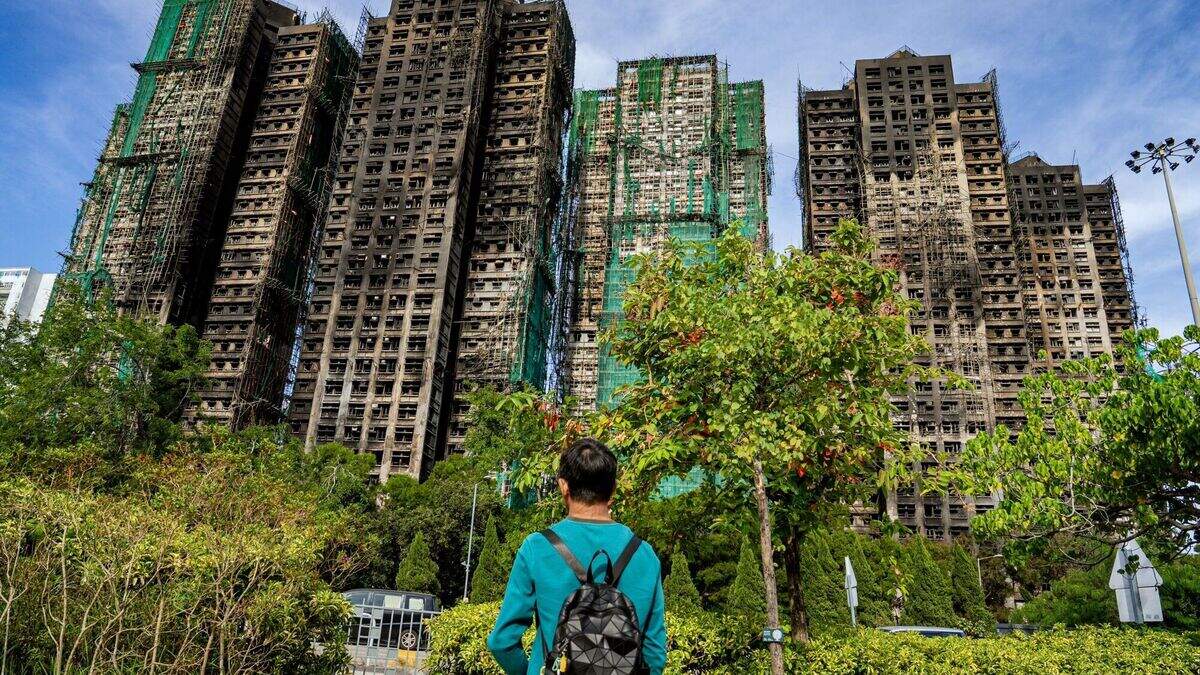 De schade na de grote brand bij het wooncomplex Wang Fuk Court in Hongkong.