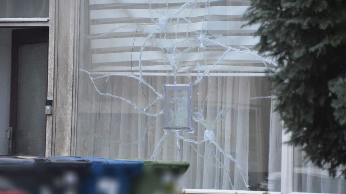 Nachtelijke explosie bij woning in Alkmaar, hulzen aangetroffen en gaten in ruit - Noordhollands Dagblad