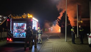 Heg in brand naast bedrijfspand; brandweer schaalt op - ZHZ Actueel