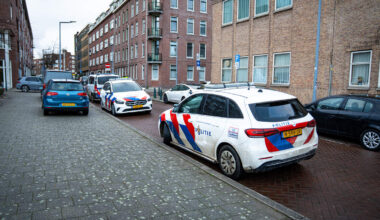 De politie doet onderzoek naar de schietpartij in de Vlaggemanstraat in Rotterdam. Een persoon raakte zwaargewond.