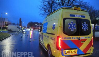 Busje tegen vrachtwagen, kruising Wethouder Ohmannstraat en Wethouder Klompstraat afgesloten