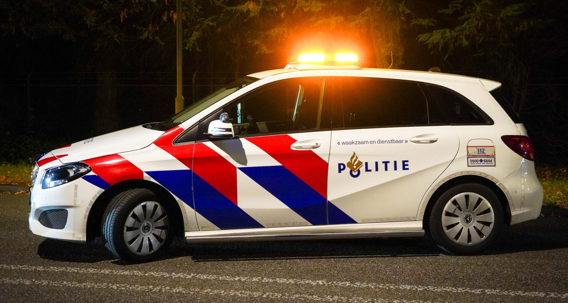 Jongeren steken zwaar vuurwerk af in Haren, politie treft mortierbom aan