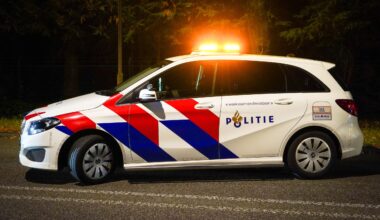 Jongeren steken zwaar vuurwerk af in Haren, politie treft mortierbom aan