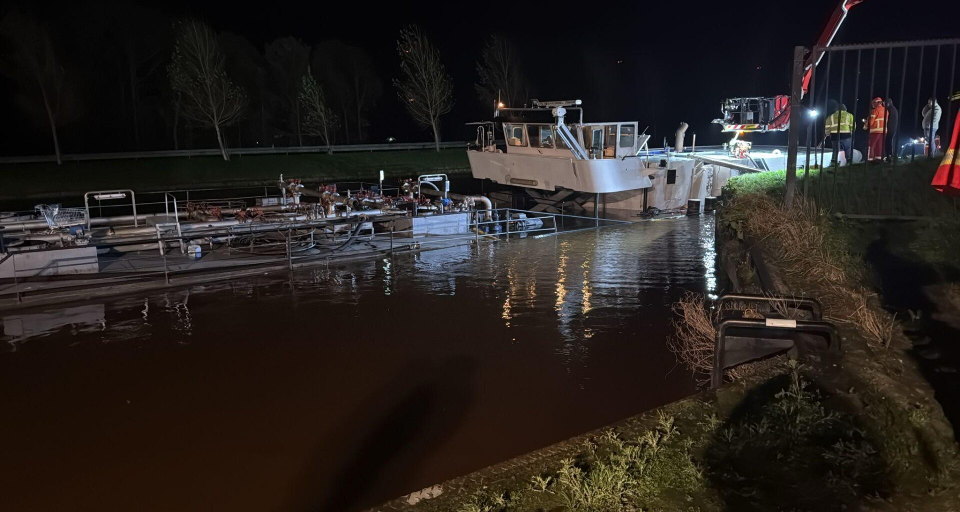 Groot lek op binnenvaartschip in Veendam