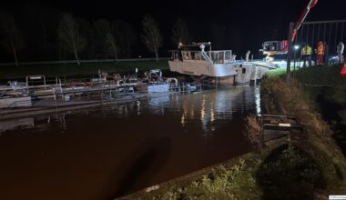 Groot lek op binnenvaartschip in Veendam