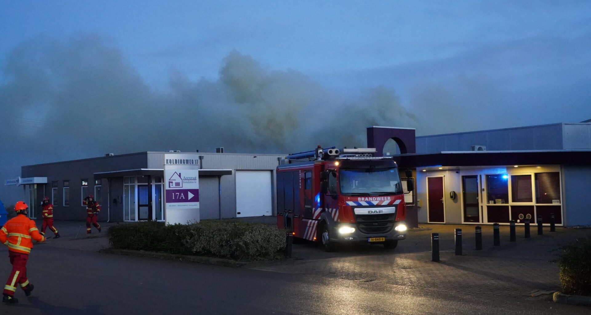 Uitslaande brand in bedrijfspand aan Koldingweg in Groningen