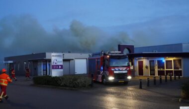 Uitslaande brand in bedrijfspand aan Koldingweg in Groningen