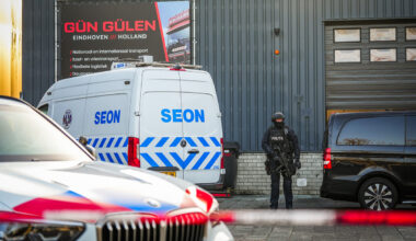 Inval bij transportbedrijf in Eindhoven: politie bewaakt pand hele nacht [+foto’s]