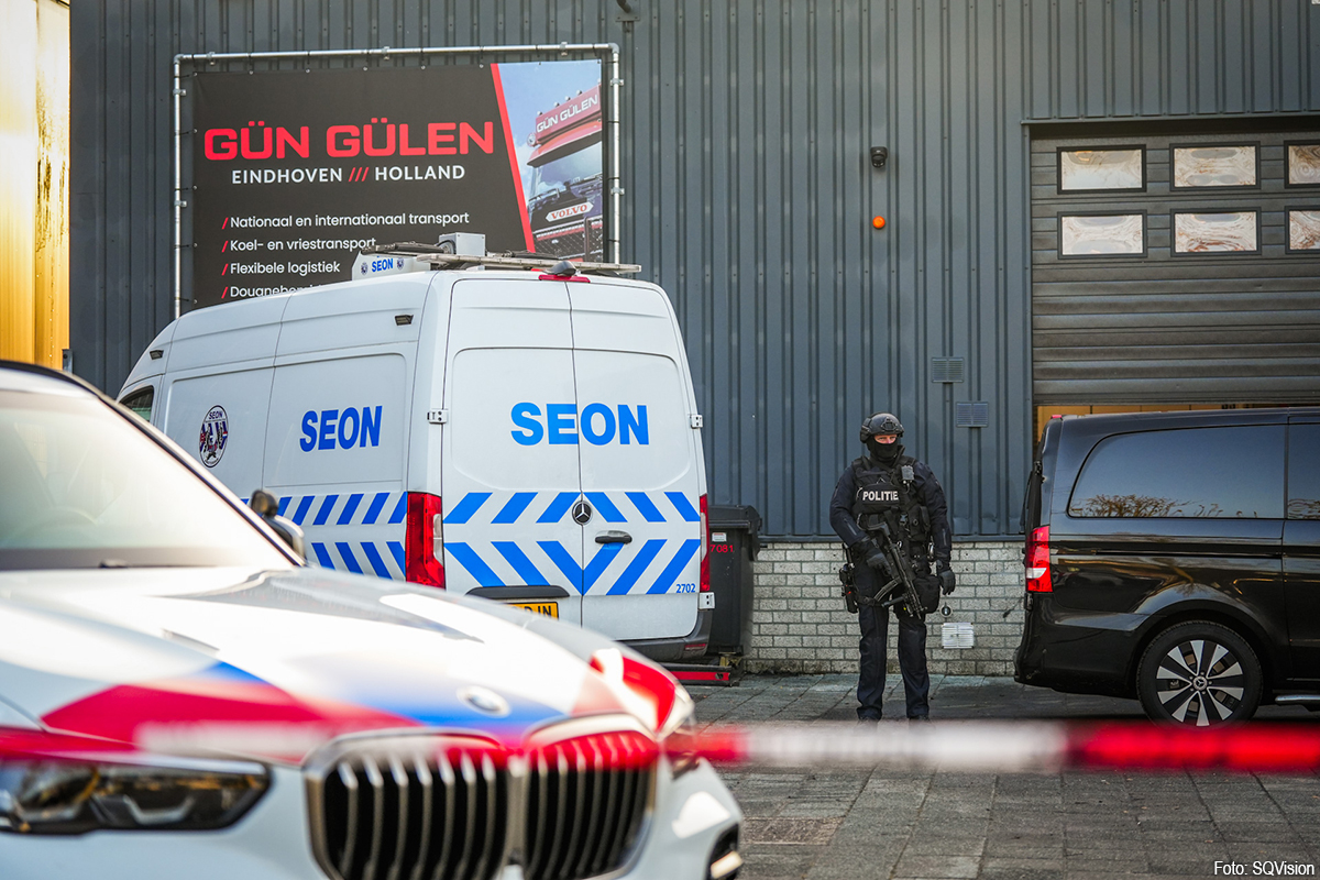 Inval bij transportbedrijf in Eindhoven: politie bewaakt pand hele nacht [+foto’s]
