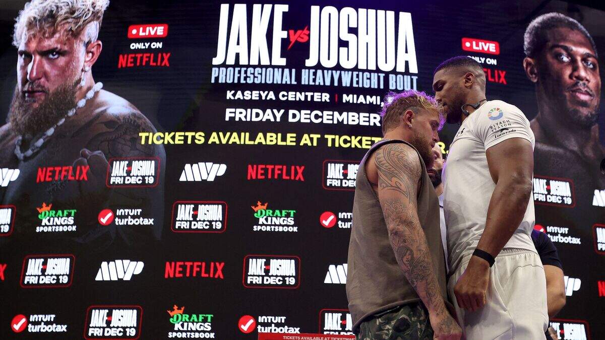 Jake Paul en Anthony Joshua tijdens de start down.